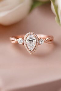 Read more about the article 27 Pear Engagement Rings – Vintage, Halo, Side Stones & More